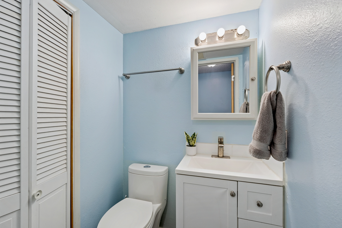 3411 Wilcox Road, Unit BV25 Lihue, HI 96766 - Photo 7 of 21 a bathroom with a sink vanity and toilet