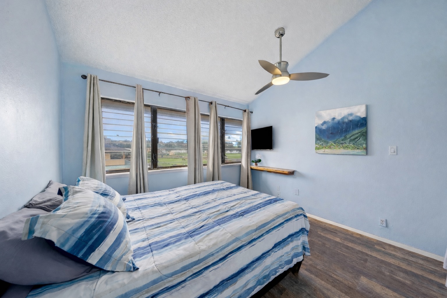 3411 Wilcox Road, Unit BV25 Lihue, HI 96766 - Photo 9 of 21 a bedroom with a bed and a window