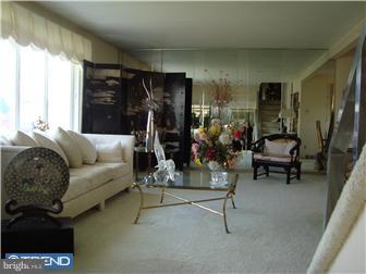 9734 Chapel Road Philadelphia, PA 19115 - Photo 3 of 12 Living Room
