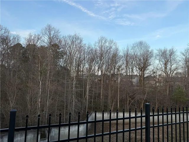 a view of a backyard