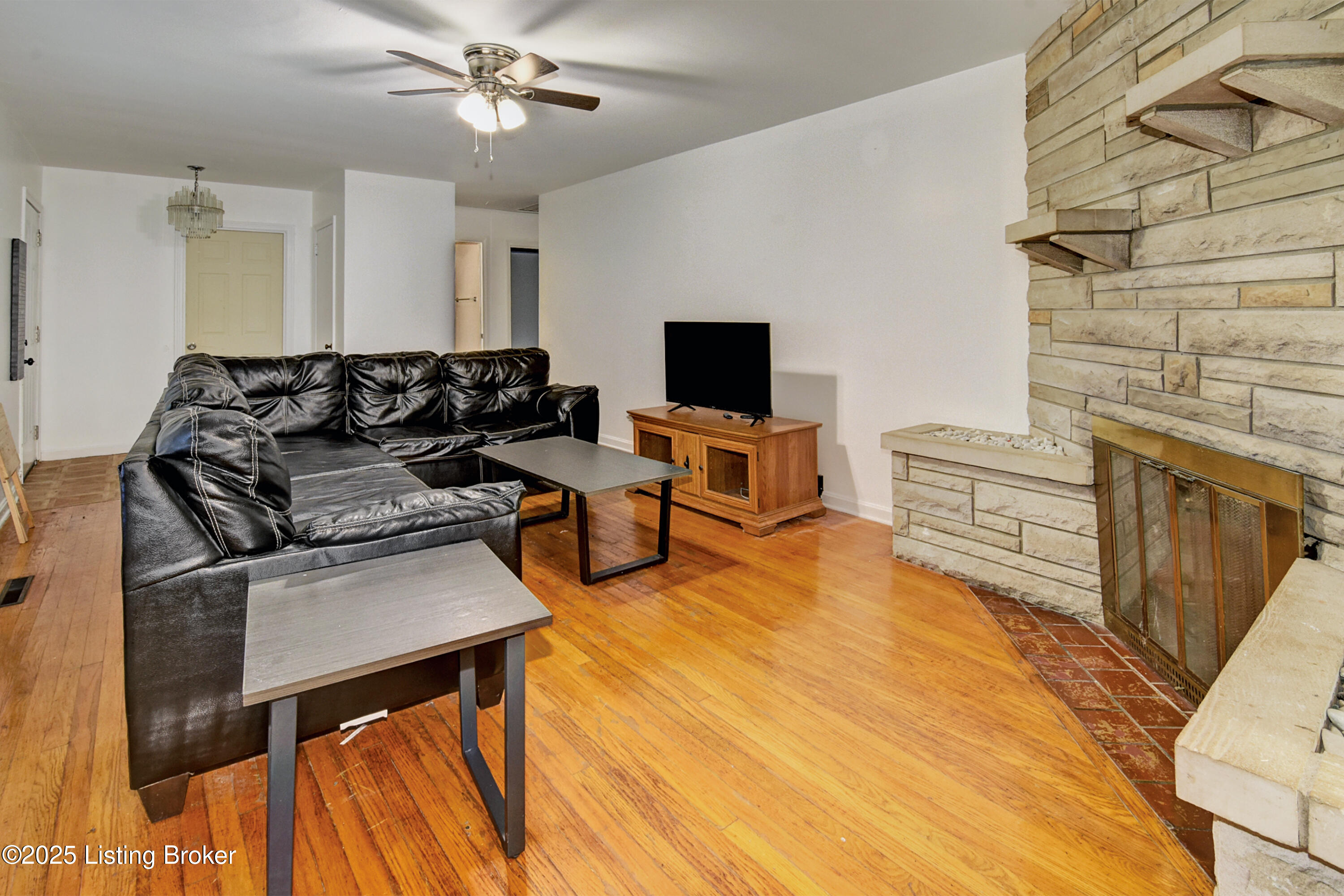 8014 Manslick Road Louisville, KY 40214 - Photo 5 of 26 _DSC5396_8_9