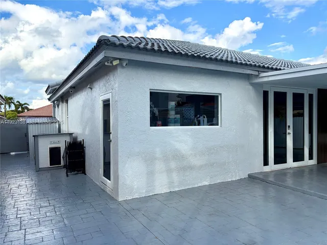 a view of a house with a backyard