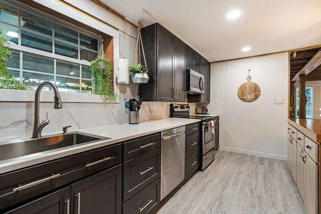 a view of a house with backyard