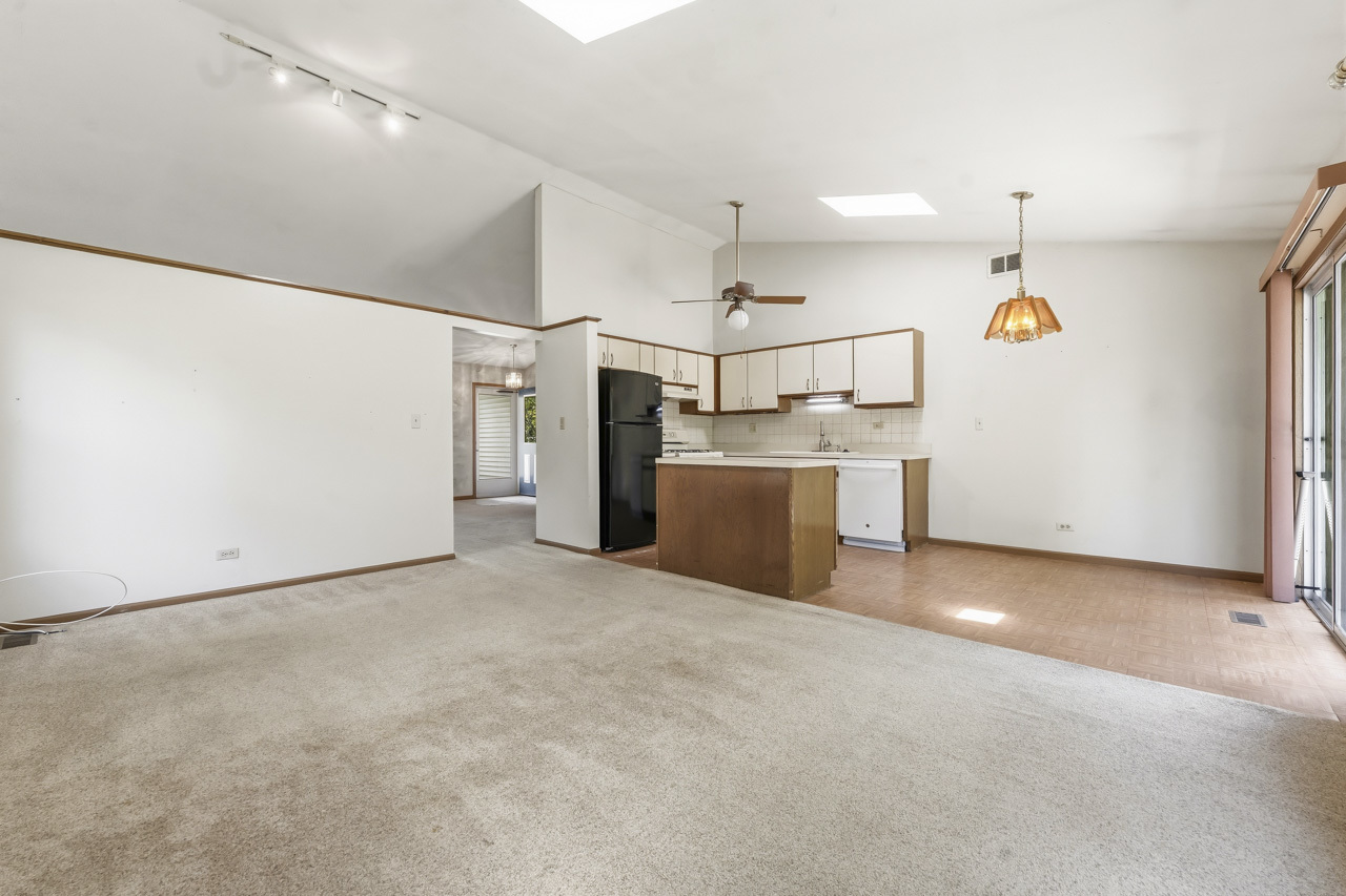 592 Bluff Street Carol Stream, IL 60188 - Photo 8 of 31