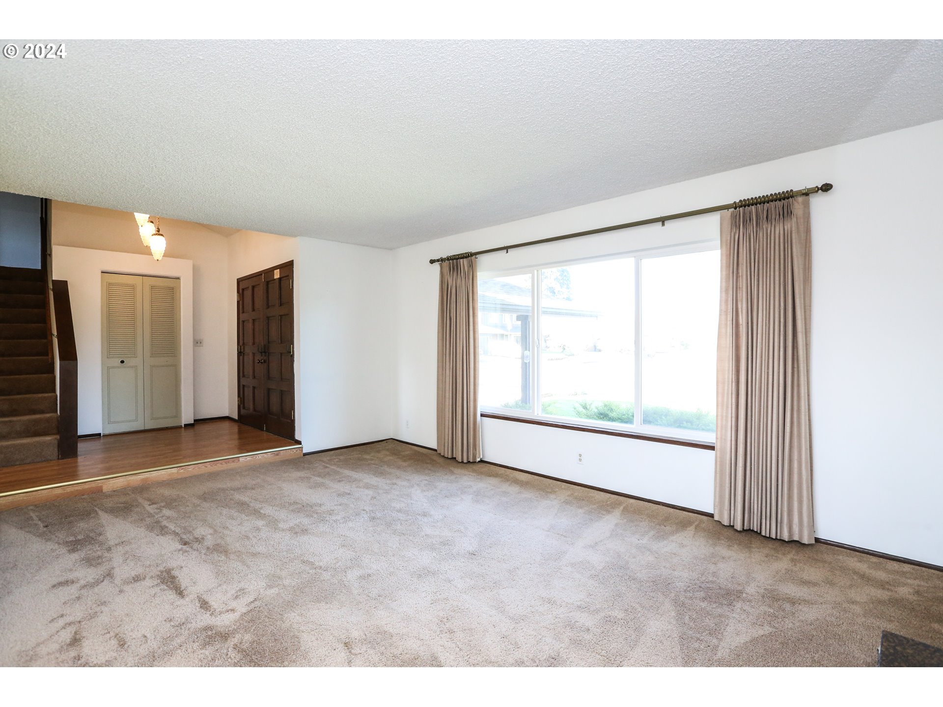 431 65th Street Springfield, OR 97478 - Photo 12 of 32 a view of an empty room with a window