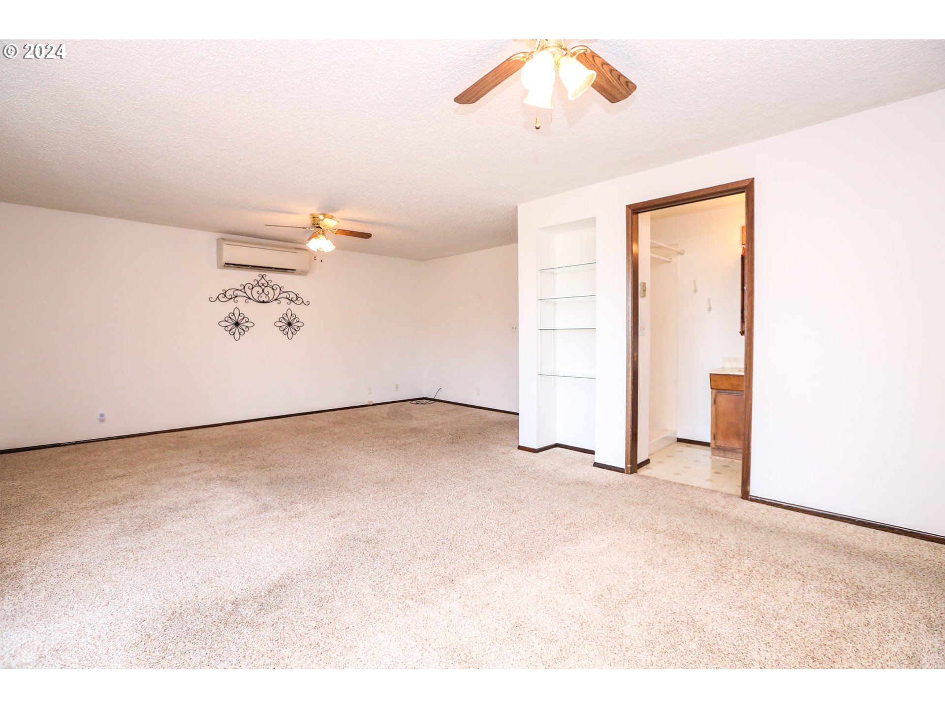 431 65th Street Springfield, OR 97478 - Photo 21 of 32 a view of an empty room