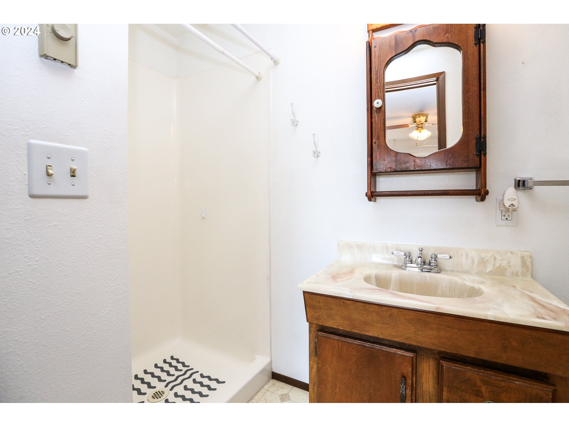 431 65th Street Springfield, OR 97478 - Photo 24 of 32 a bathroom with a sink and a mirror