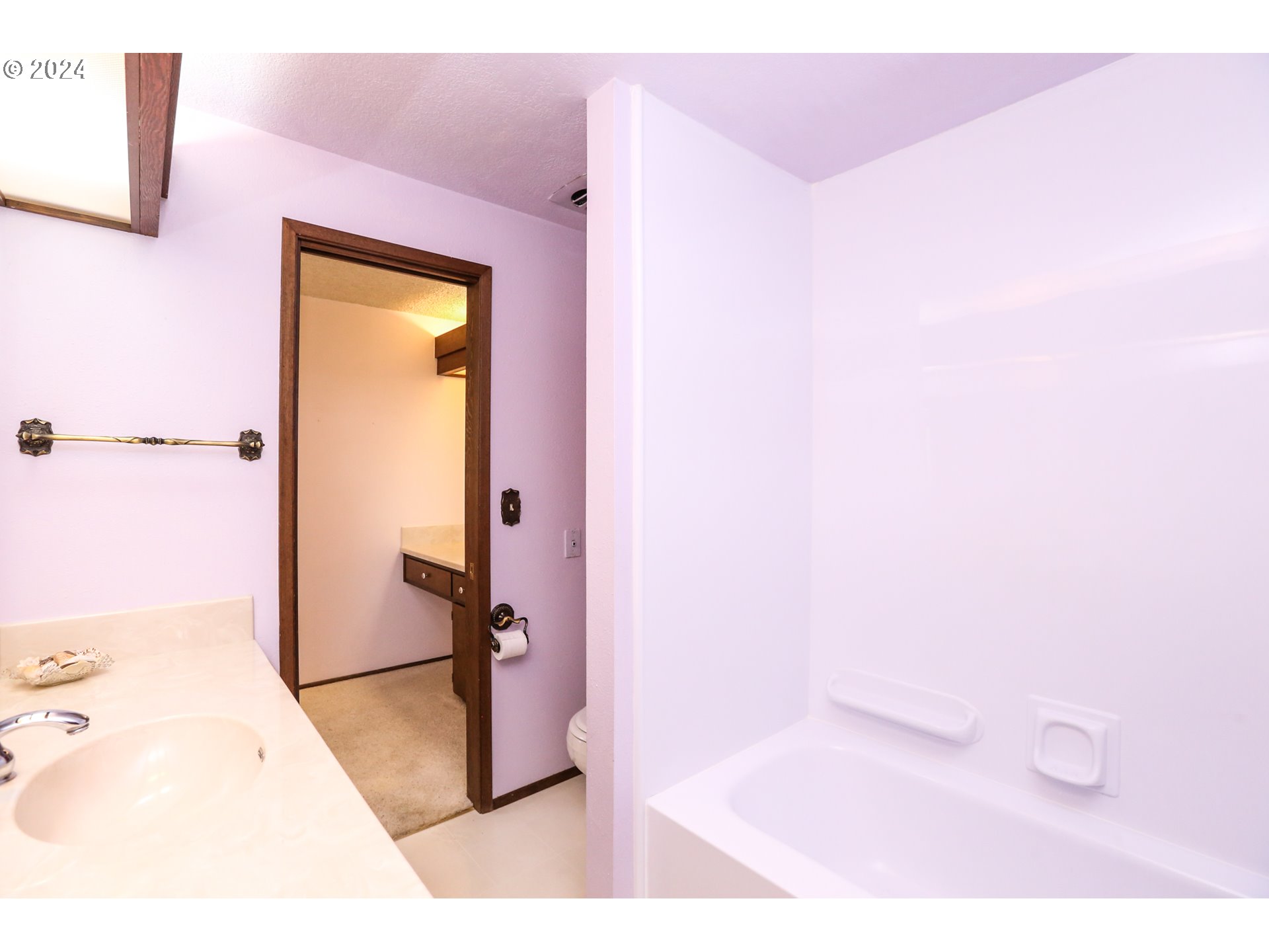 431 65th Street Springfield, OR 97478 - Photo 28 of 32 a bathroom with a tub sink and a mirror