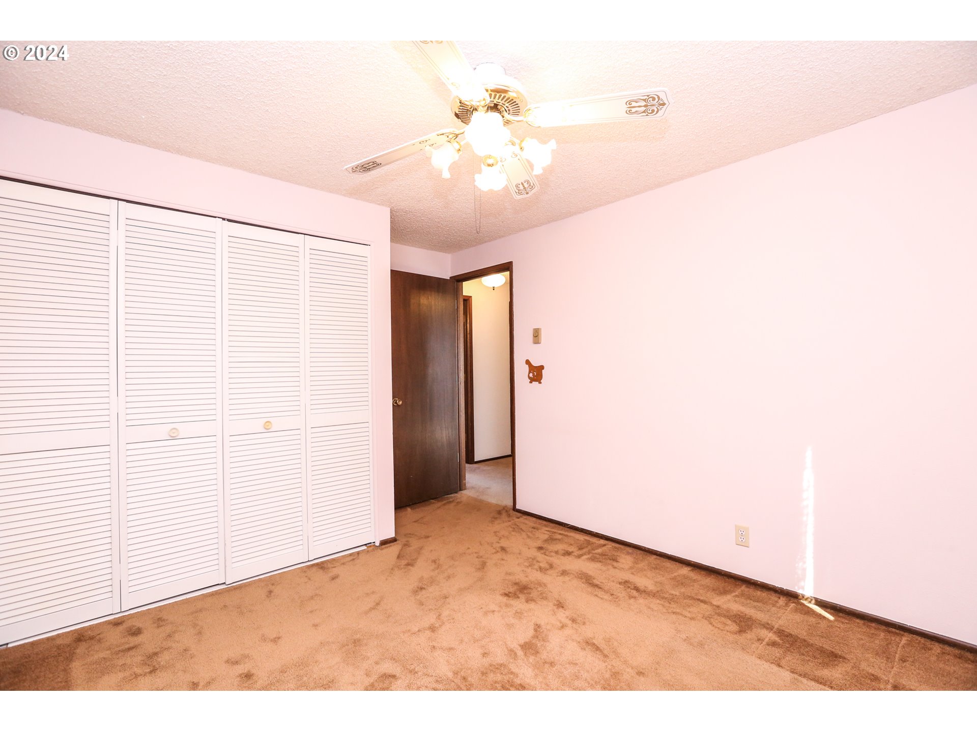 431 65th Street Springfield, OR 97478 - Photo 30 of 32 a view of an empty room with a window