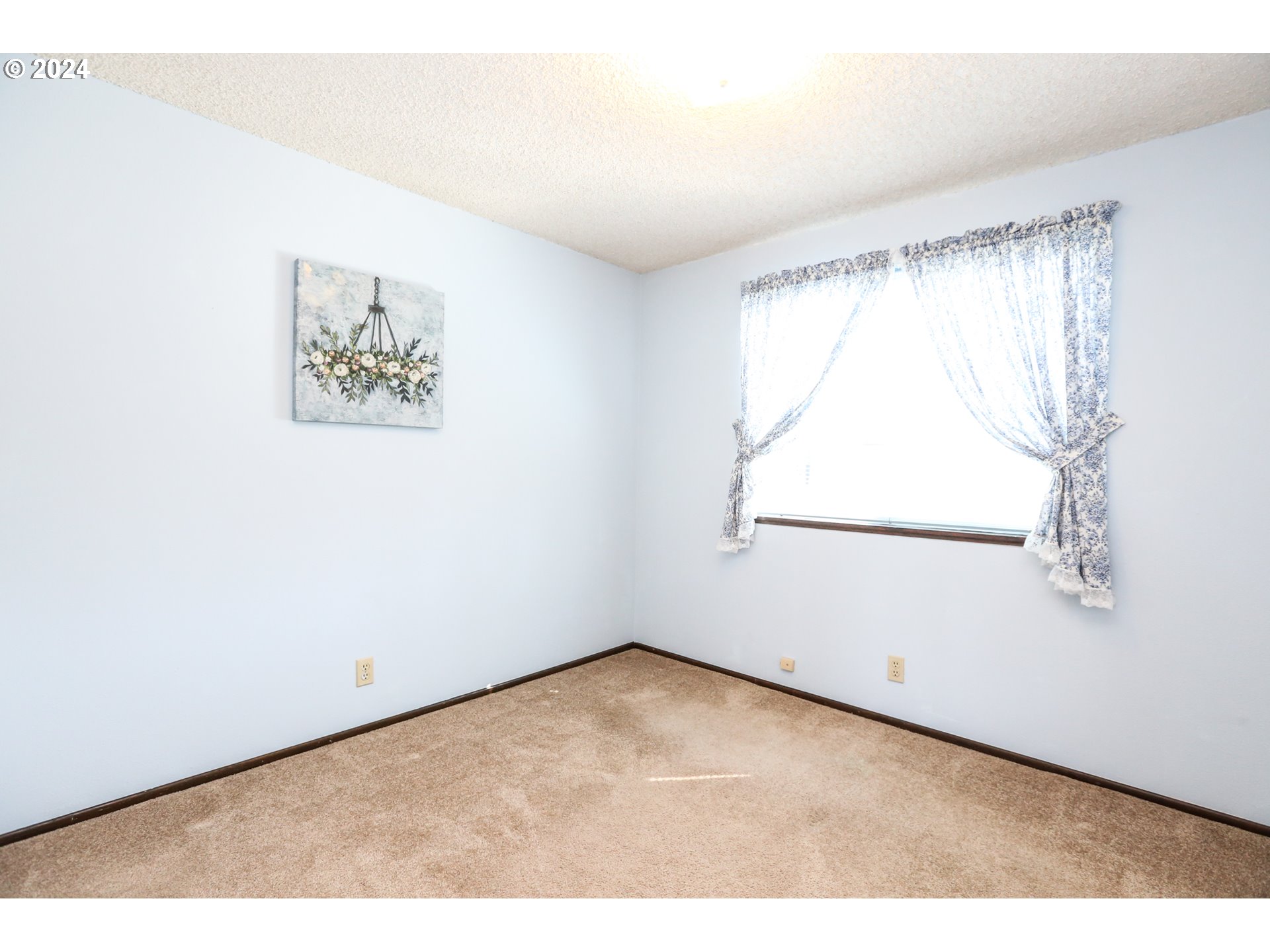 431 65th Street Springfield, OR 97478 - Photo 31 of 32 a view of an empty room with a window