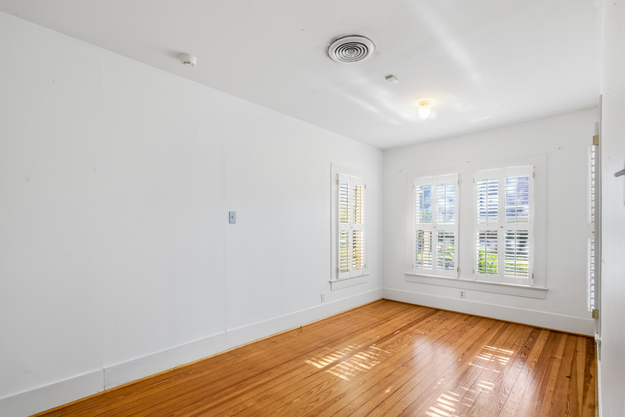 901 North Craig Street Victoria, TX 77901 - Photo 34 of 46 an empty room with wooden floor and windows