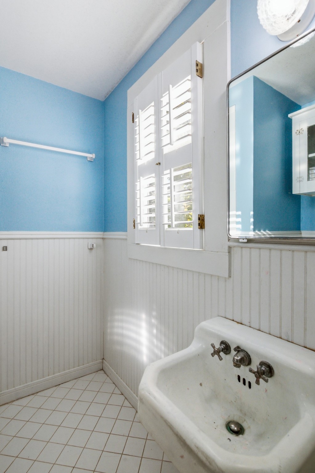 901 North Craig Street Victoria, TX 77901 - Photo 35 of 46 a bathroom with a sink and a window