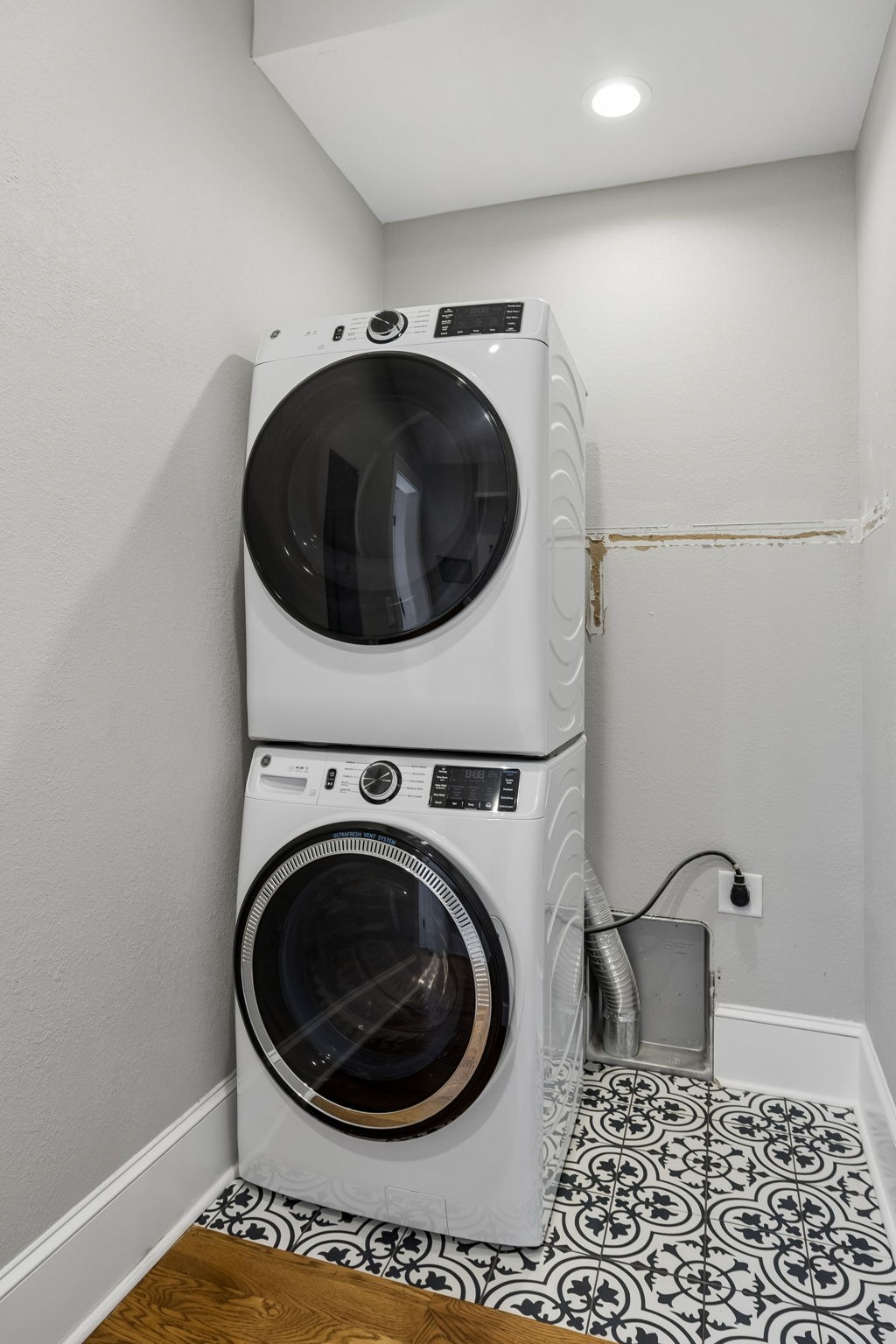 504 5th Avenue West Springfield, TN 37172 - Photo 25 of 57 a close view of a utility room with dryer and washer