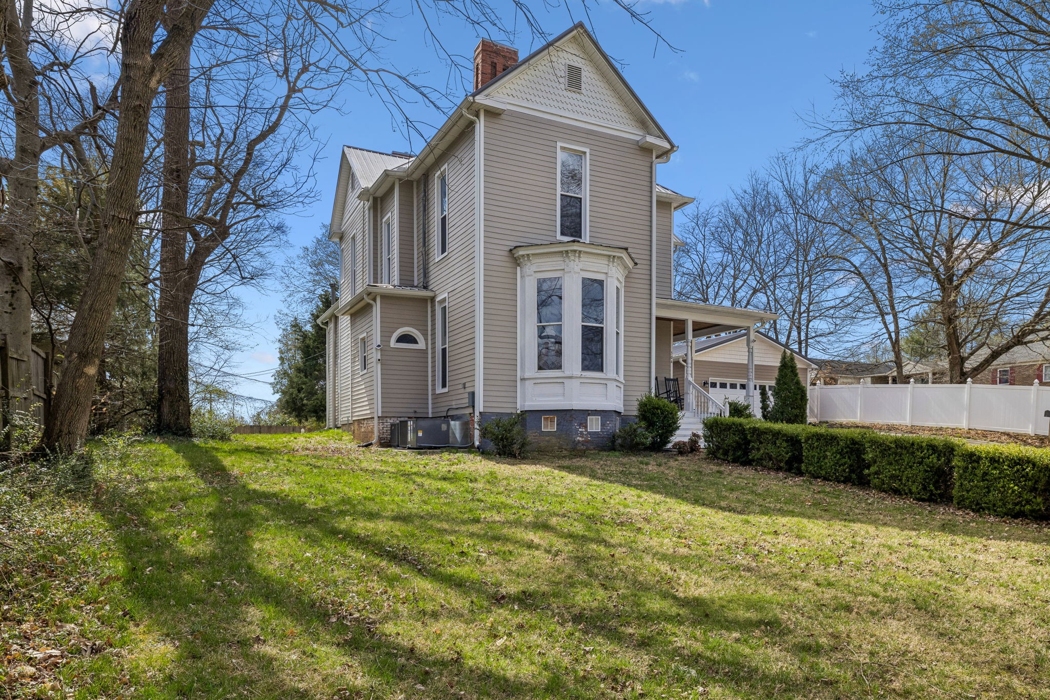 504 5th Avenue West Springfield, TN 37172 - Photo 3 of 57 a front view of a house with a yard