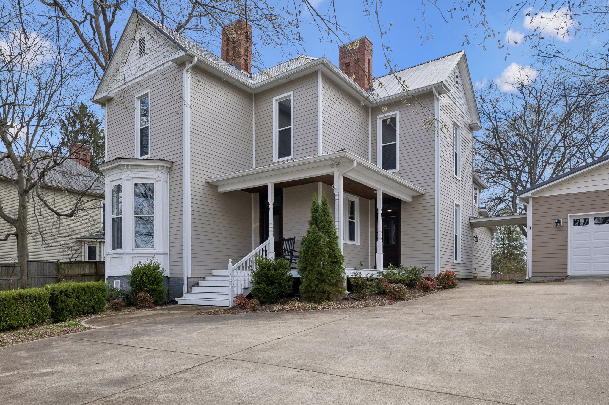 504 5th Avenue West Springfield, TN 37172 - Photo 4 of 57 a front view of a house with garden