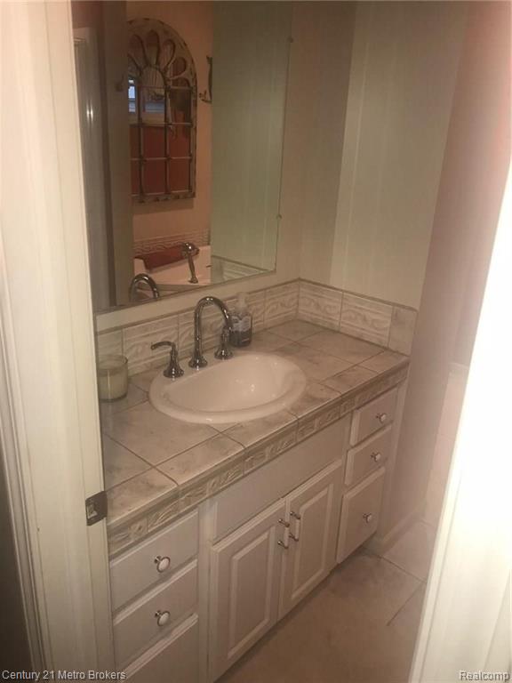 5242 East Carpenter Road Flint, MI 48506 - Photo 16 of 44