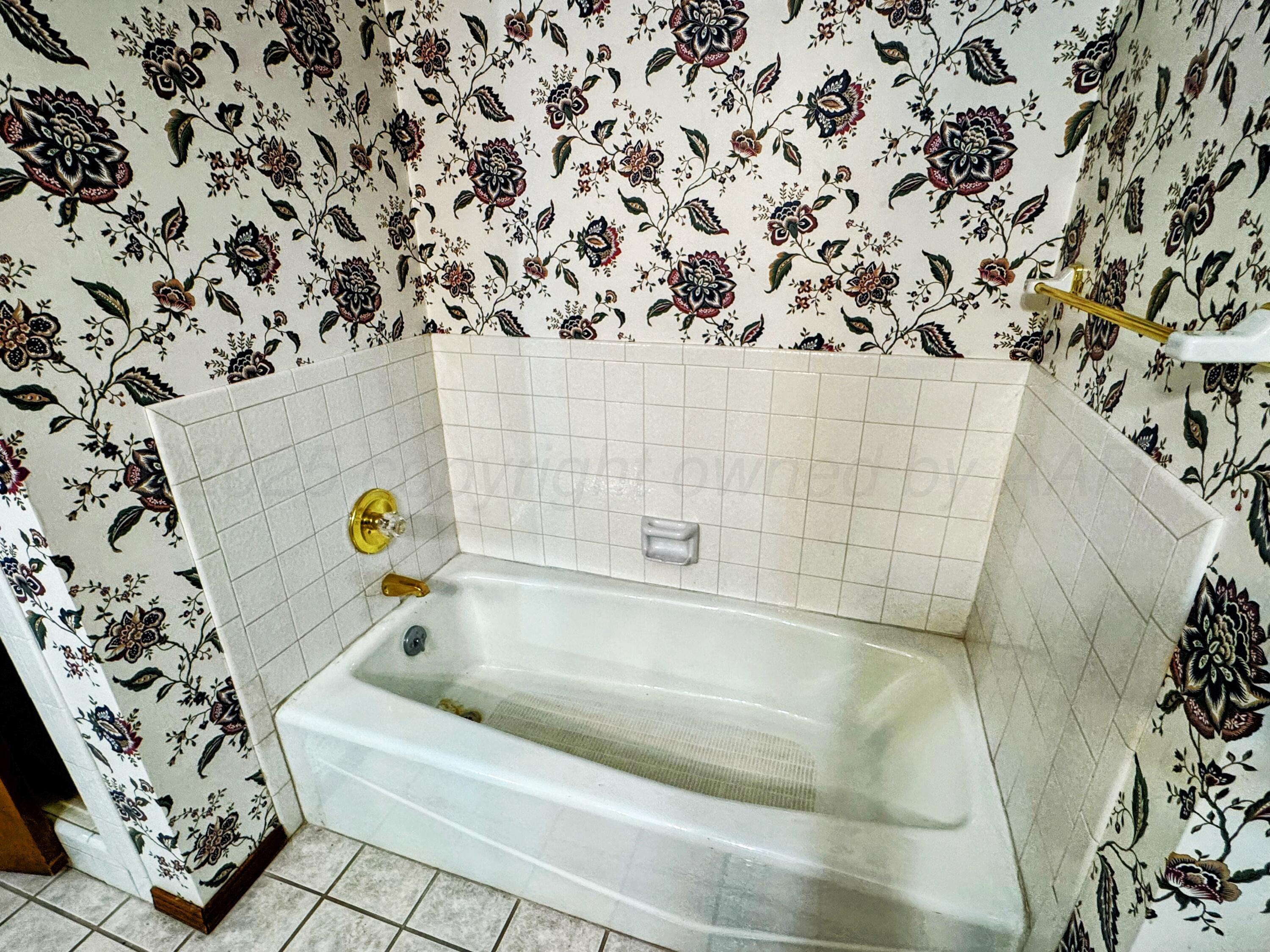 1905 Utah Street Perryton, TX 79070 - Photo 16 of 22 a bathroom with a bathtub
