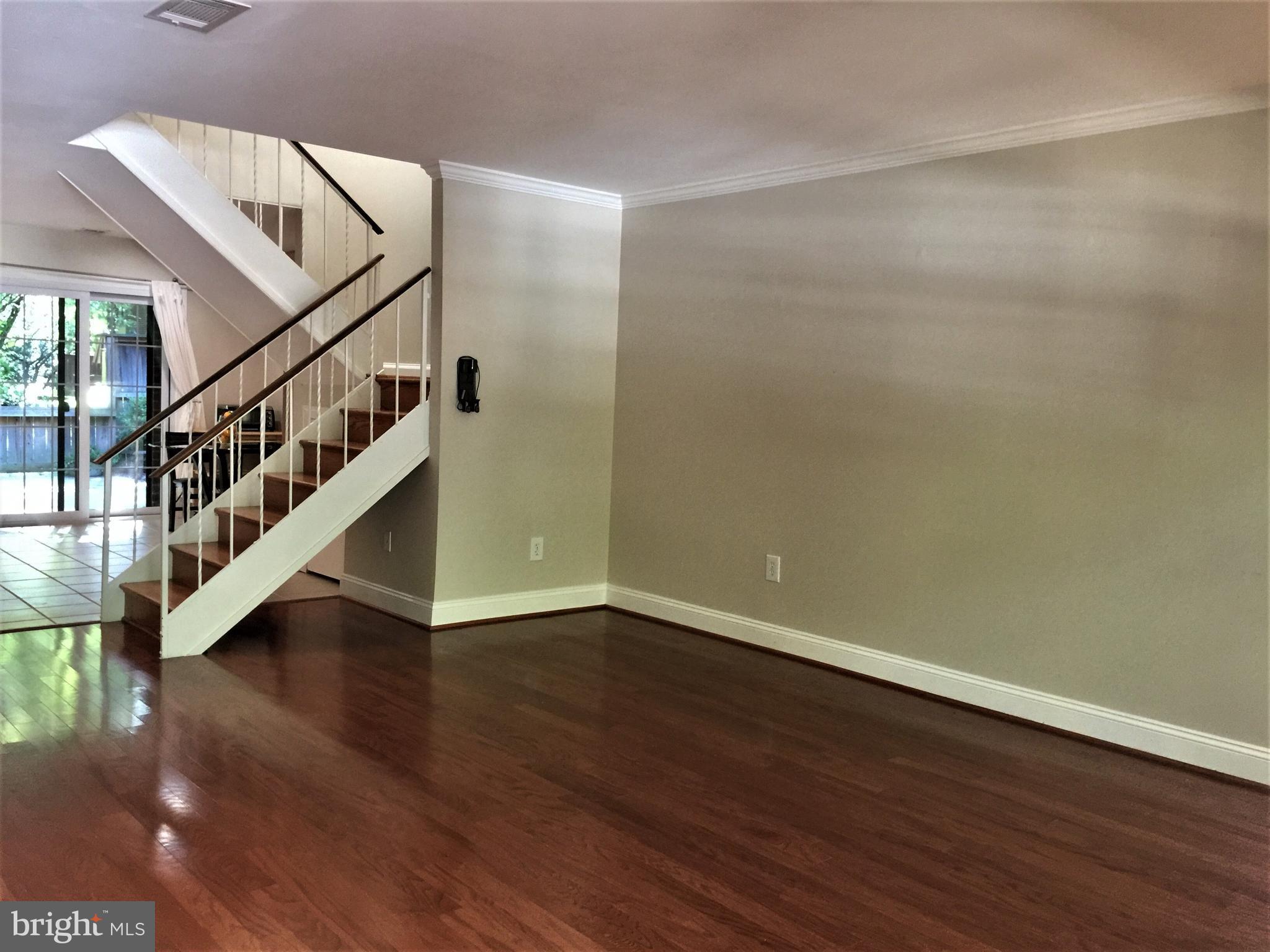 2059 Headlands Circle Reston, VA 20191 - Photo 2 of 30 Recent GLEAMING Hardwood Floors Great Layout