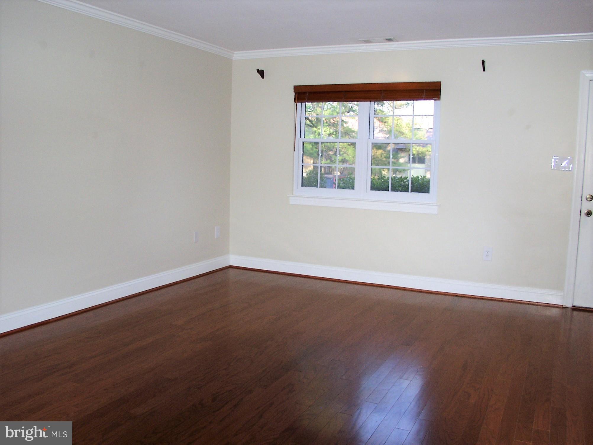 2059 Headlands Circle Reston, VA 20191 - Photo 3 of 30 Paint Recent, Mirrored Storage Closets,Woodblinds