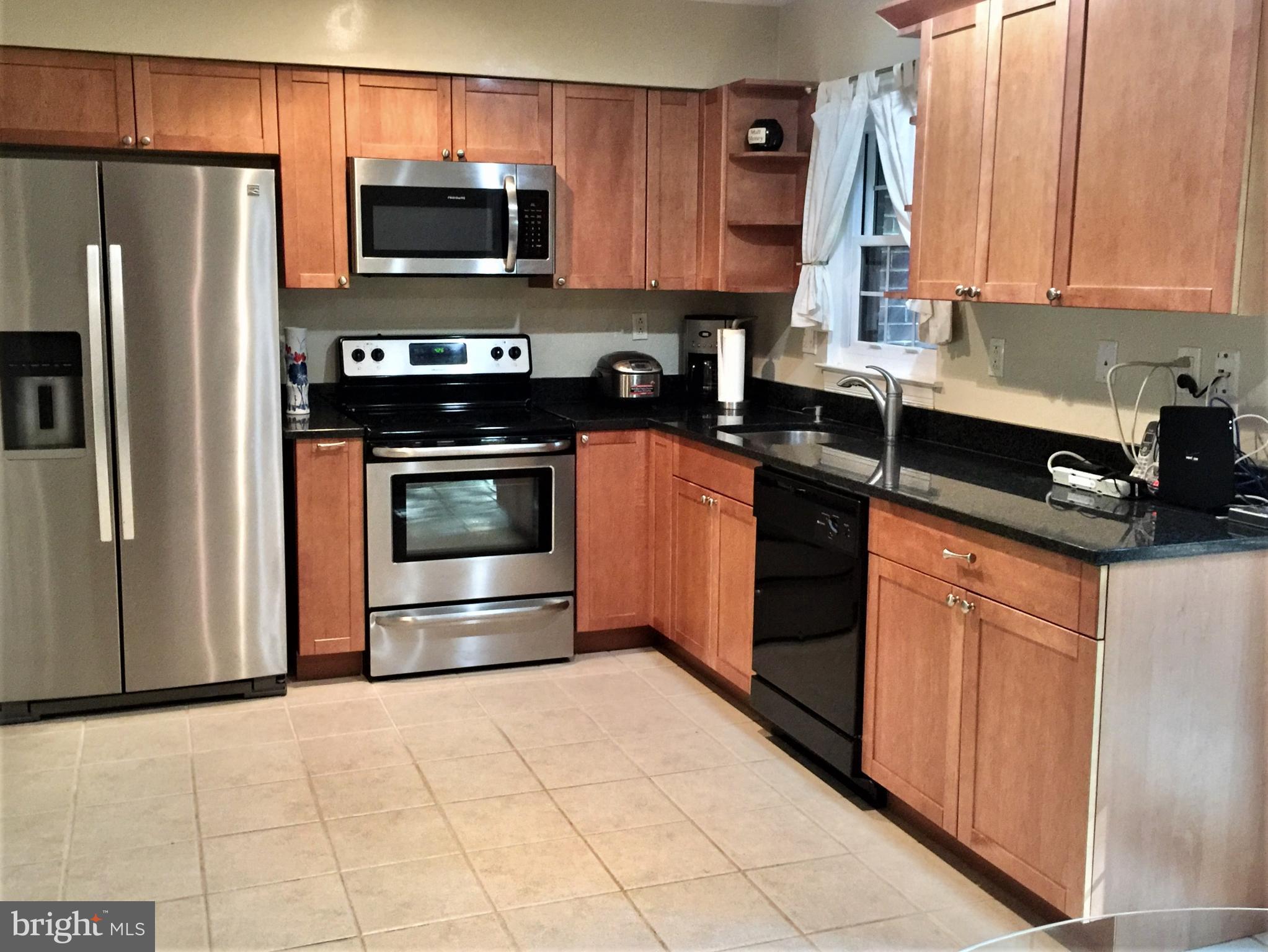 2059 Headlands Circle Reston, VA 20191 - Photo 5 of 30 Maple Cabinets, Stainless Appliances, Granite