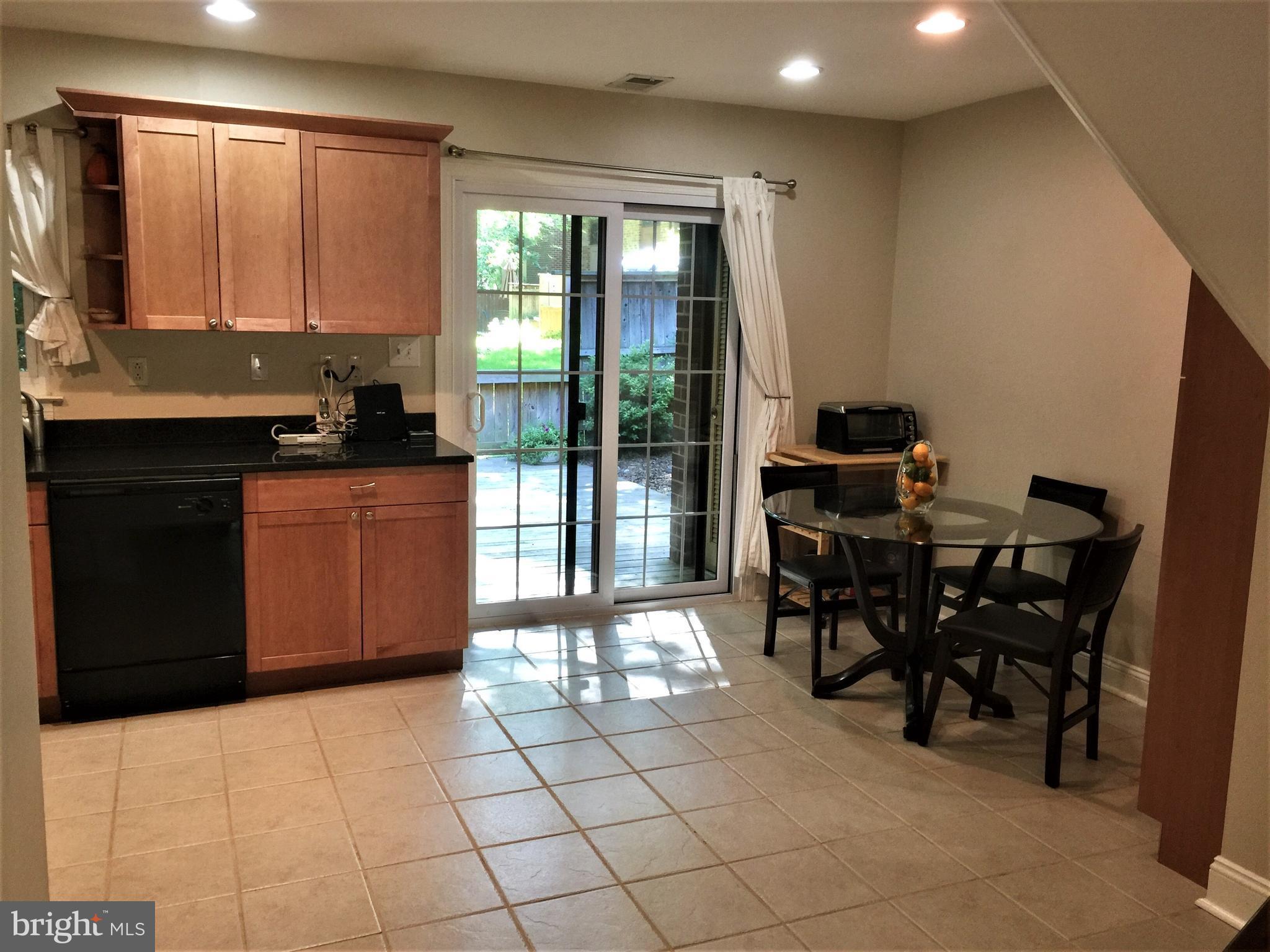 2059 Headlands Circle Reston, VA 20191 - Photo 6 of 30 Light, Bright and Inviting Living Space