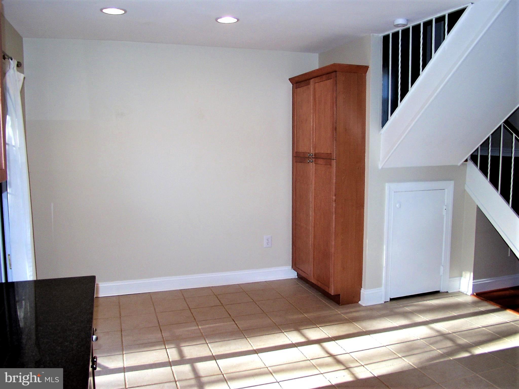 2059 Headlands Circle Reston, VA 20191 - Photo 7 of 30 Large eating / breakfast area w/ extra cabinet