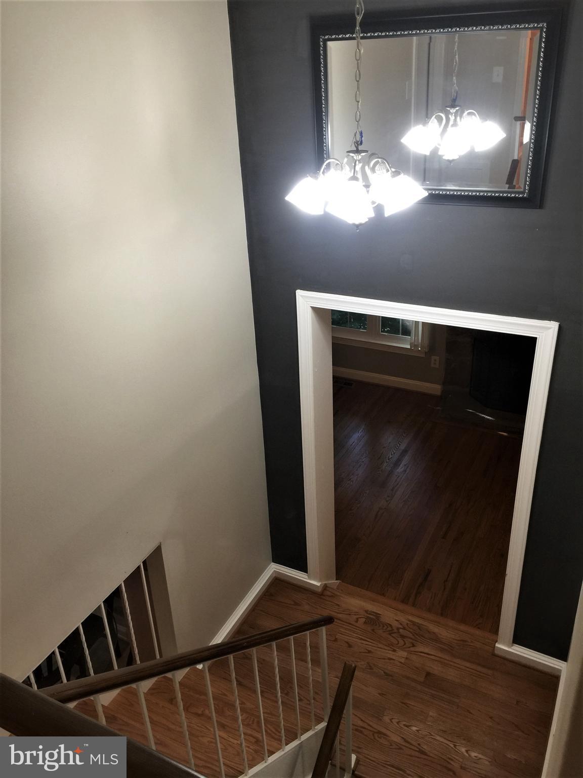 2059 Headlands Circle Reston, VA 20191 - Photo 8 of 30 Dramatic Stiaircase - open w/ hardwood stiars