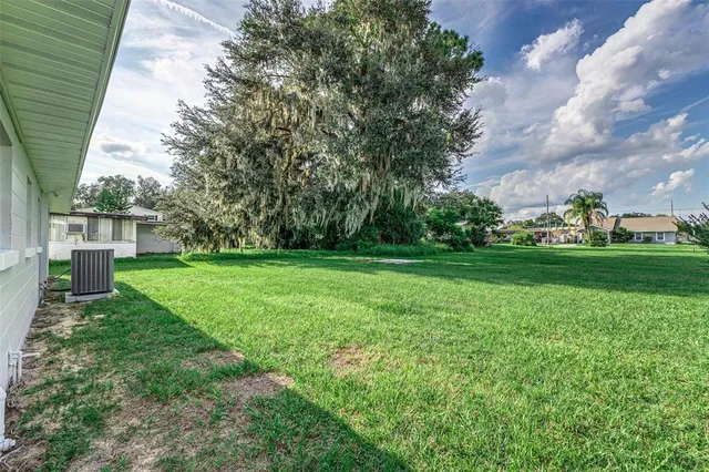 a view of a house with backyard