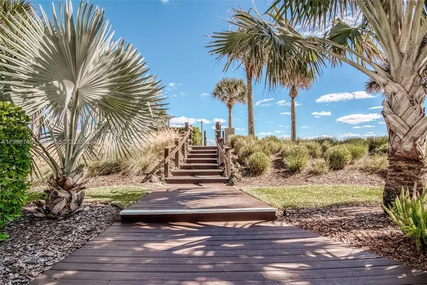 $11,500 | 3737 Collins Avenue, Unit S203, Miami Beach, FL 33140