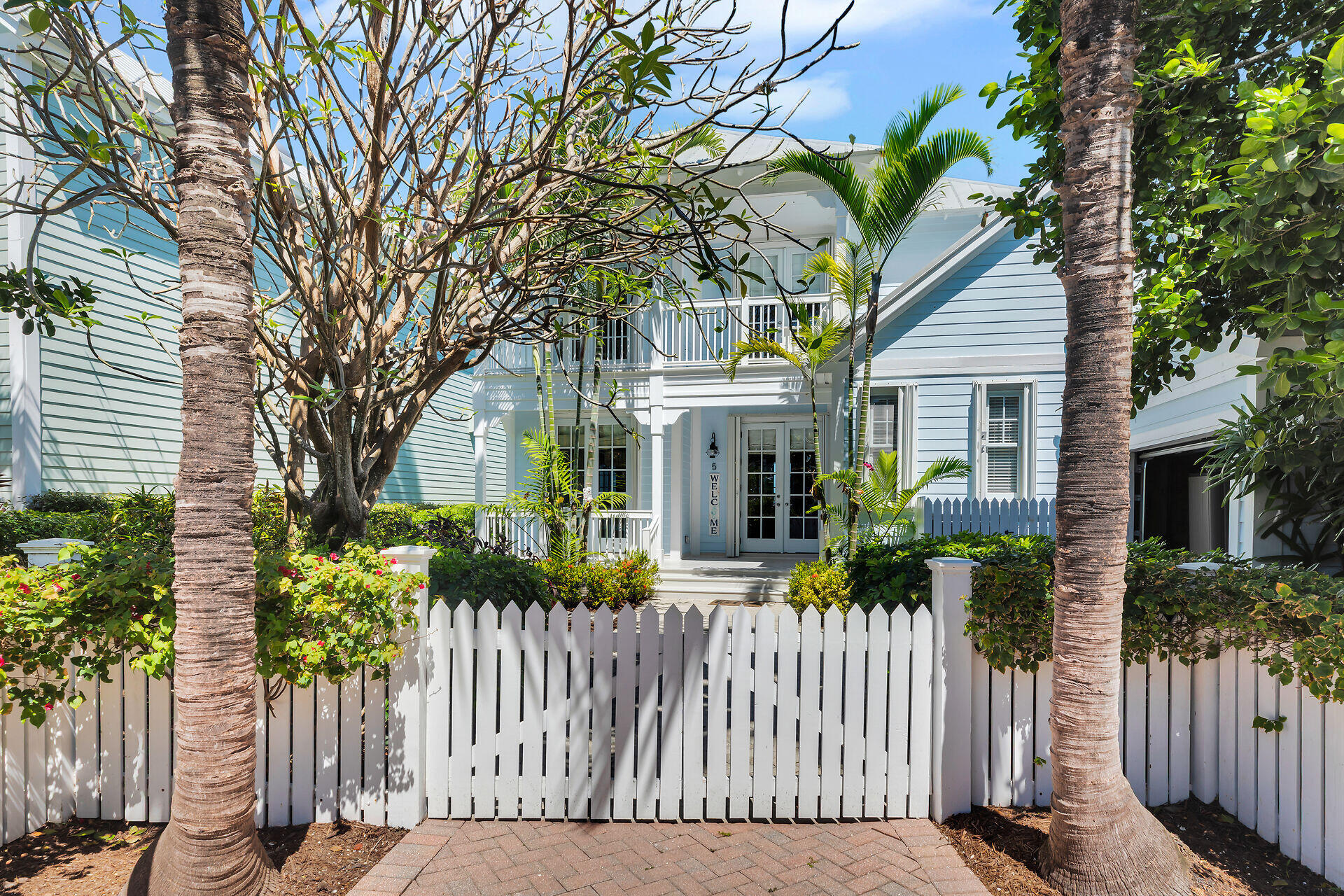 5 Sunset Key Drive Key West, FL 33040 - Photo 39 of 47 a front view of house with a garden