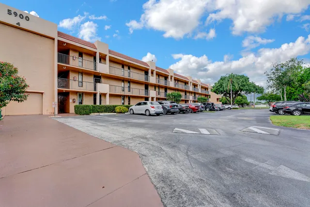 $180,000 | 5929 Coral Lake Drive, Unit 305, Margate, FL 33063