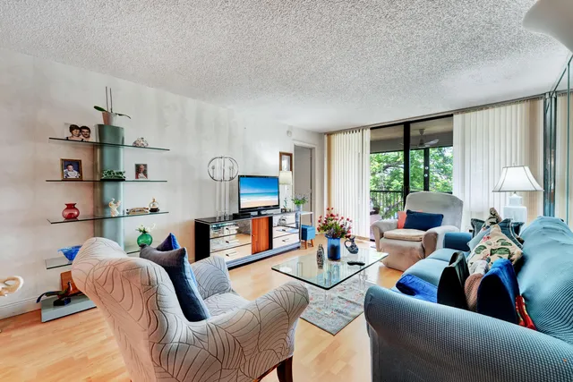 $180,000 | 5929 Coral Lake Drive, Unit 305, Margate, FL 33063