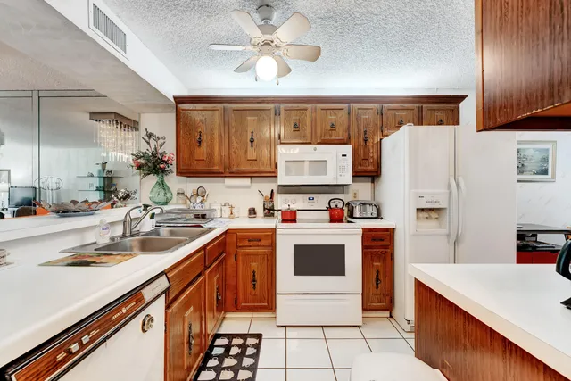 $180,000 | 5929 Coral Lake Drive, Unit 305, Margate, FL 33063