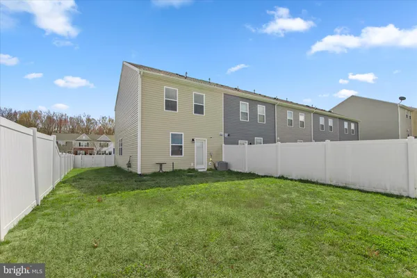 a view of a house with backyard and garden