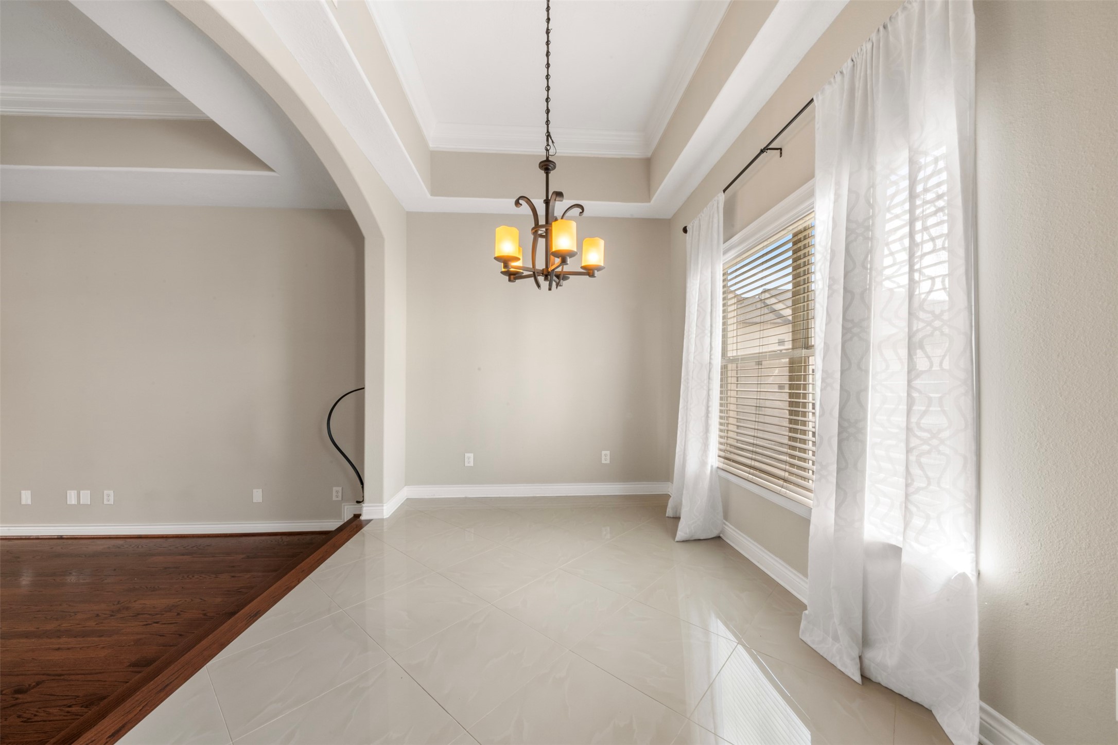 6524 Calder Street Houston, TX 77007 - Photo 13 of 28 a view of entryway with window