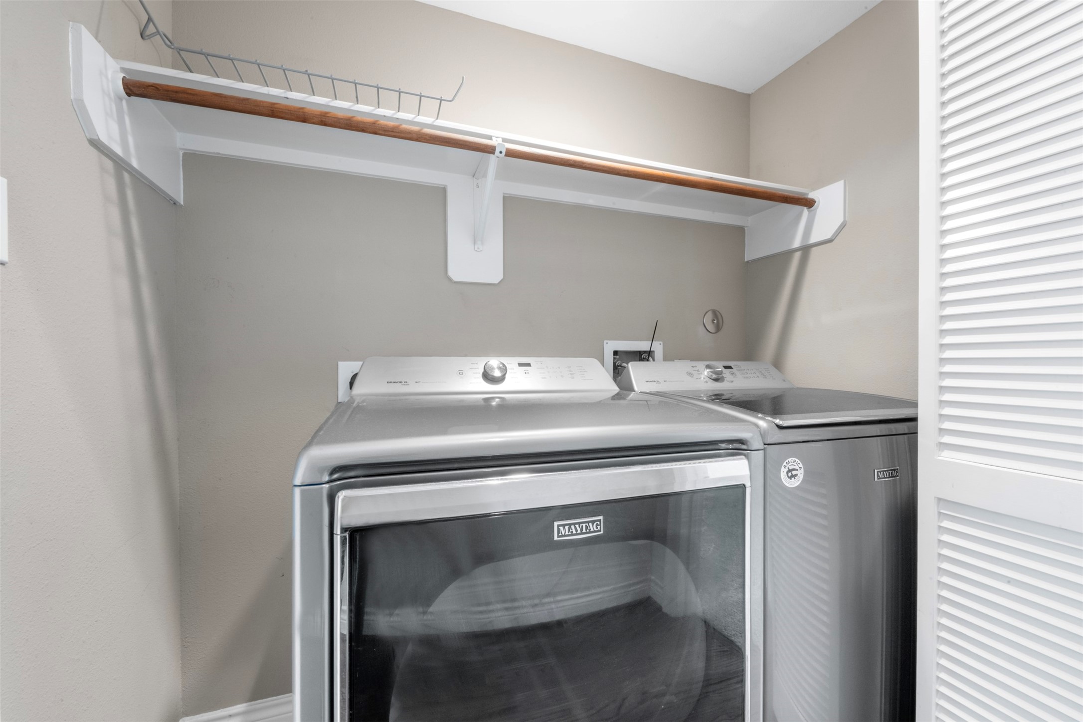 6524 Calder Street Houston, TX 77007 - Photo 27 of 28 a utility room with dryer and washer