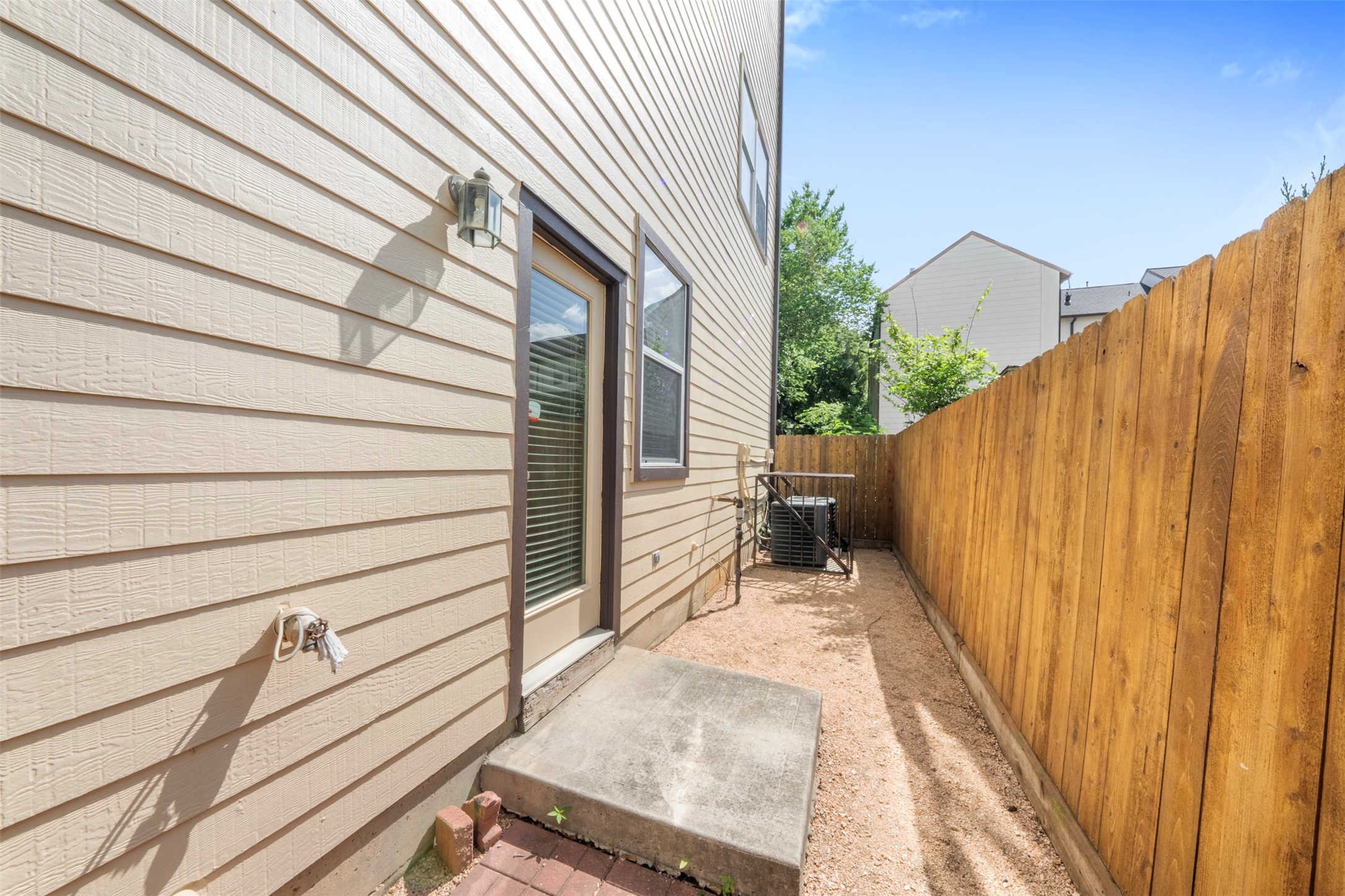 6524 Calder Street Houston, TX 77007 - Photo 28 of 28 a balcony view with a outdoor seating