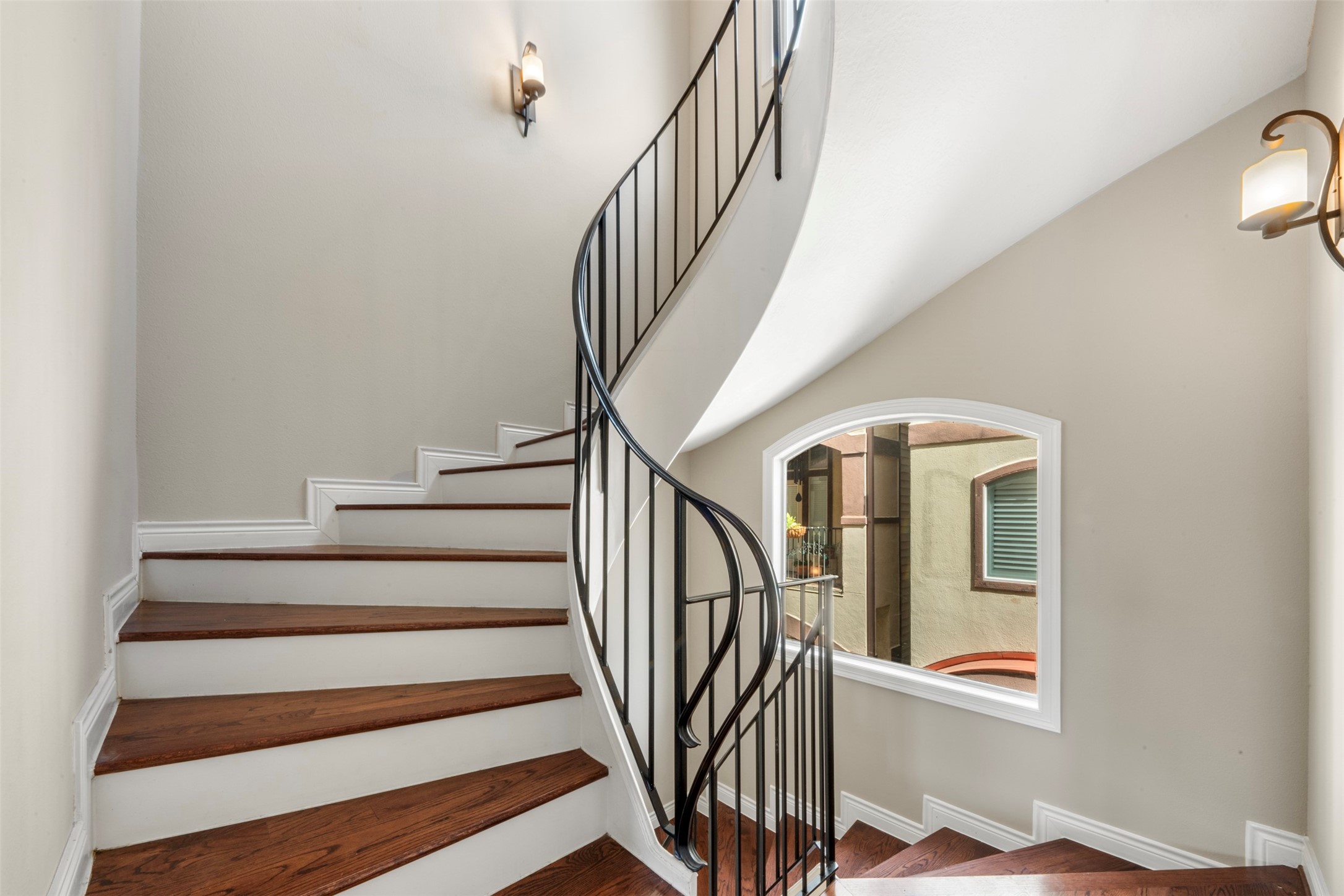 6524 Calder Street Houston, TX 77007 - Photo 3 of 28 a view of entryway