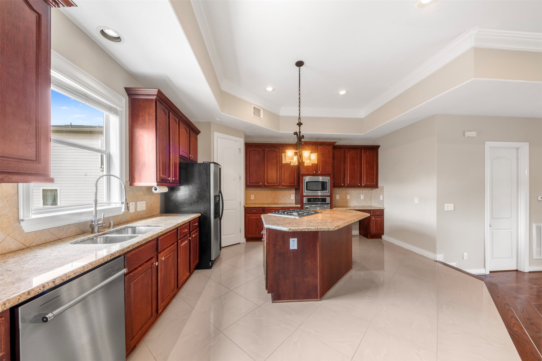 6524 Calder Street Houston, TX 77007 - Photo 10 of 28 a large kitchen with a center island and stainless steel appliances