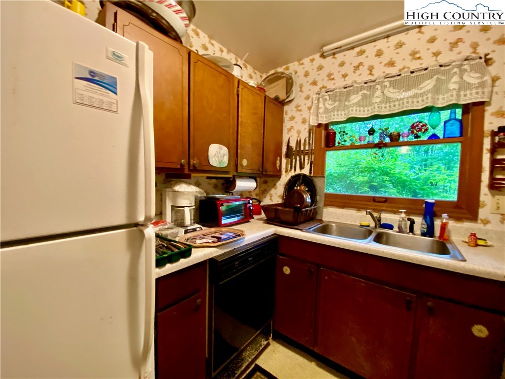 916 Harley Perry Road Zionville, NC 28698 - Photo 15 of 43 Gallery Image 15