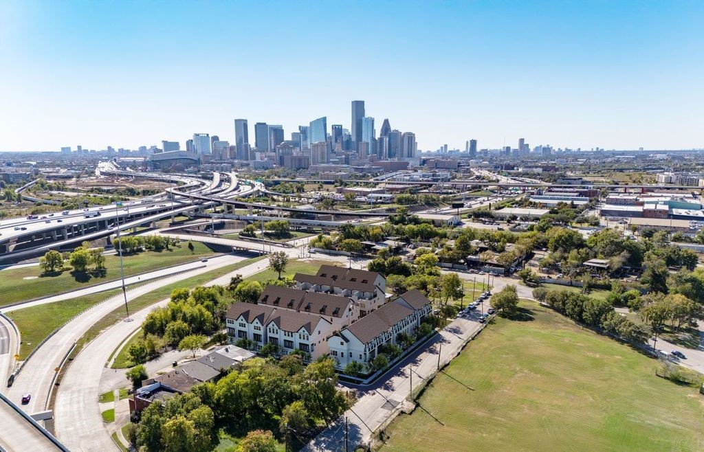 2747 Providence Street Houston, TX 77020 - Photo 13 of 16 a view of a city