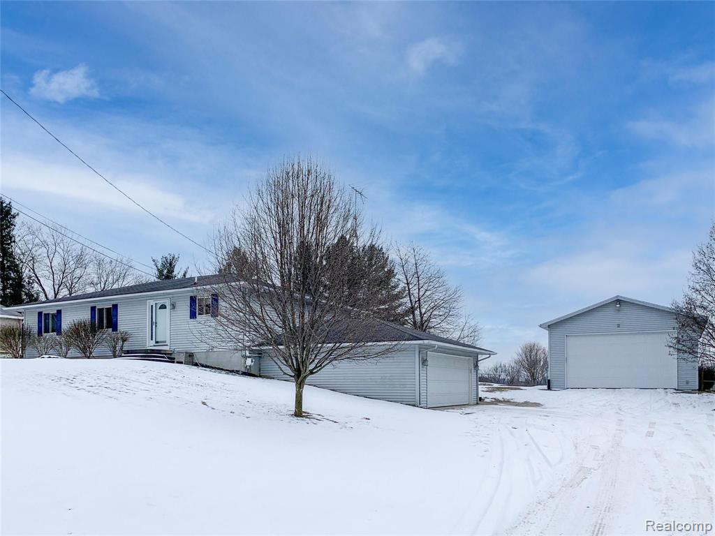 8074 East Carpenter Road Davison, MI 48423 - Photo 2 of 33