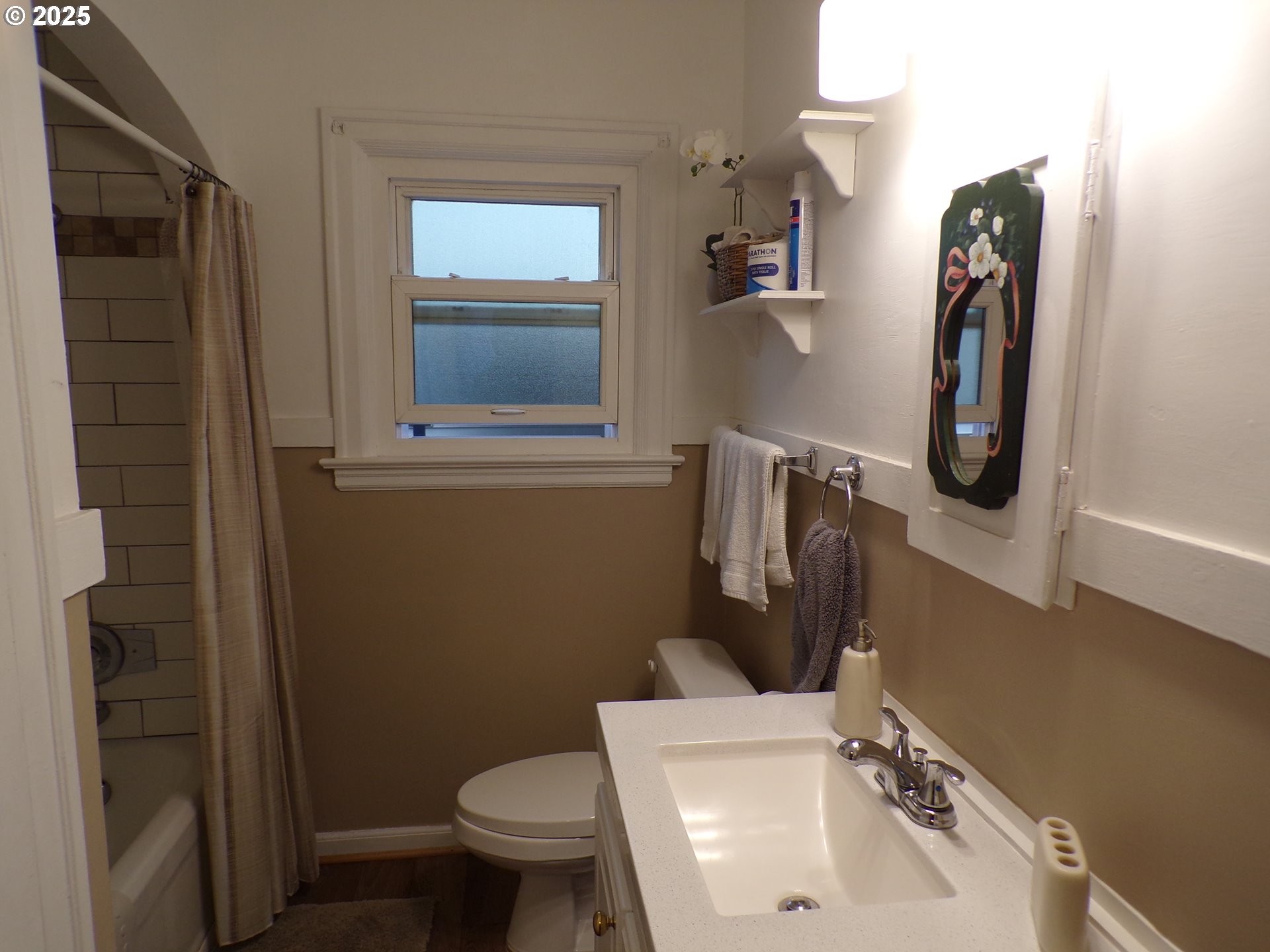 960 Shipping Street Northeast Salem, OR 97301 - Photo 22 of 29 a bathroom with a toilet sink and mirror