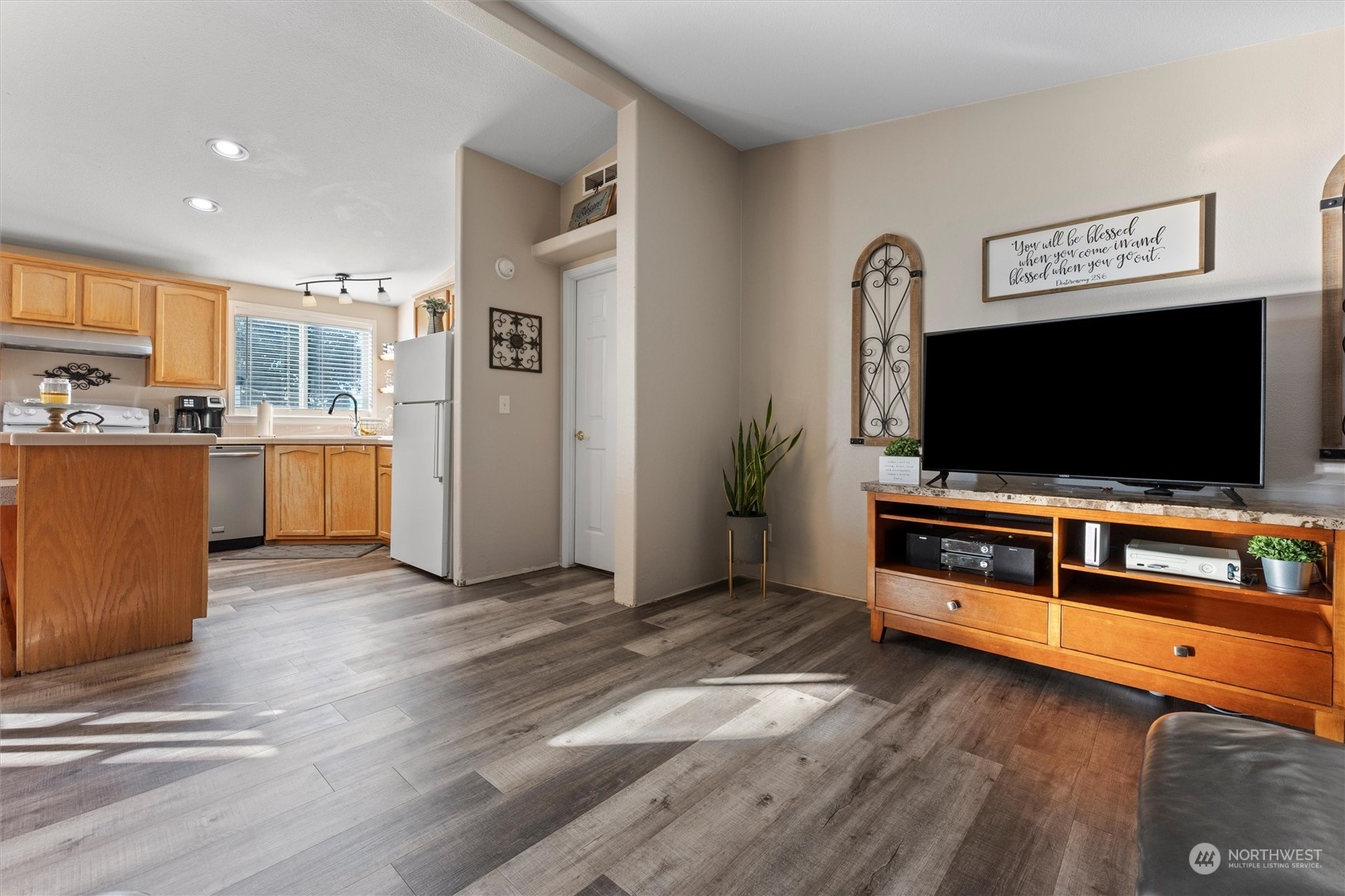 698 South Canal Road Othello, WA 99344 - Photo 15 of 40 a living room with furniture and flat screen tv