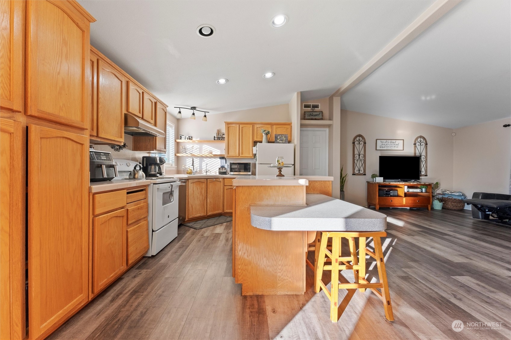 698 South Canal Road Othello, WA 99344 - Photo 22 of 40 a large kitchen with stainless steel appliances kitchen island granite countertop a large counter top and a stove