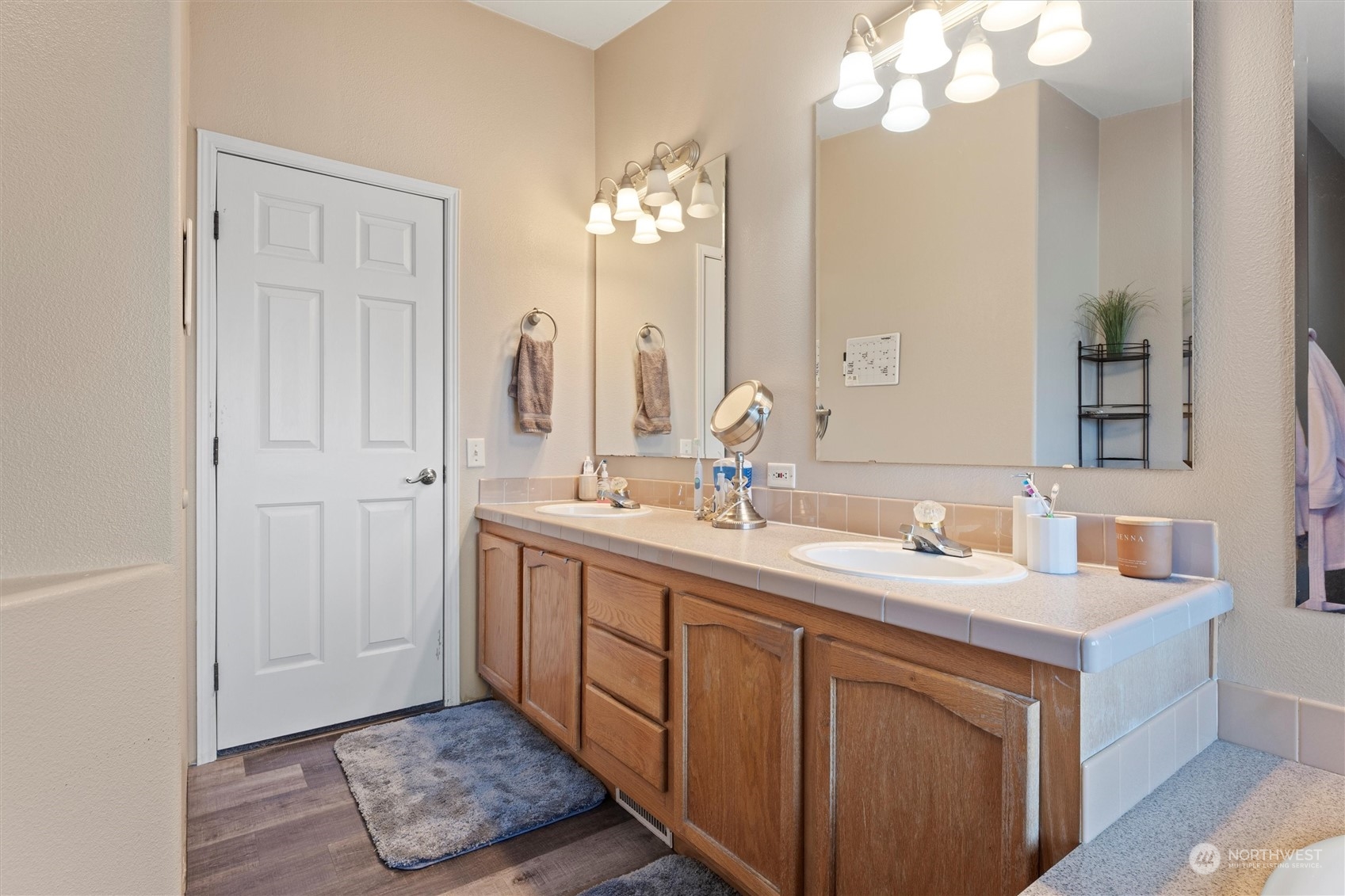 698 South Canal Road Othello, WA 99344 - Photo 27 of 40 a bathroom with a double vanity sink and a mirror