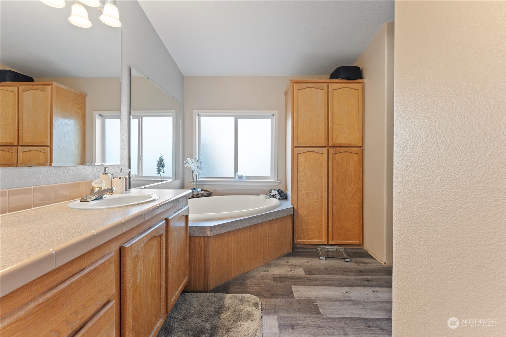 698 South Canal Road Othello, WA 99344 - Photo 28 of 40 a bathroom with a tub sink and mirror