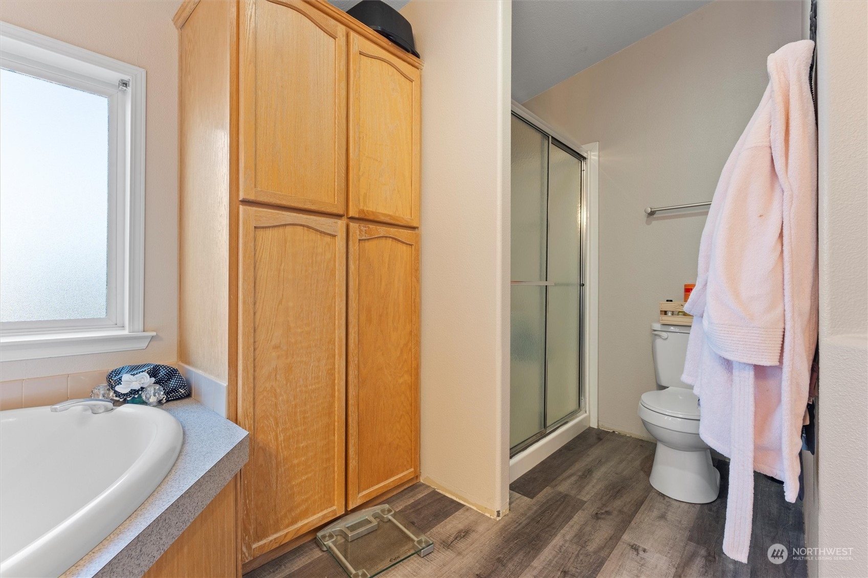 698 South Canal Road Othello, WA 99344 - Photo 29 of 40 a bathroom with a sink a toilet a tub and shower