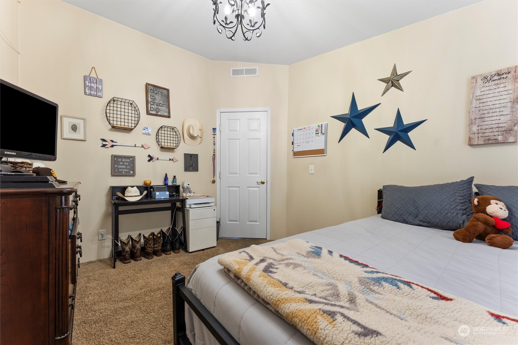 698 South Canal Road Othello, WA 99344 - Photo 31 of 40 a bedroom with a bed and a flat tv screen on the dresser
