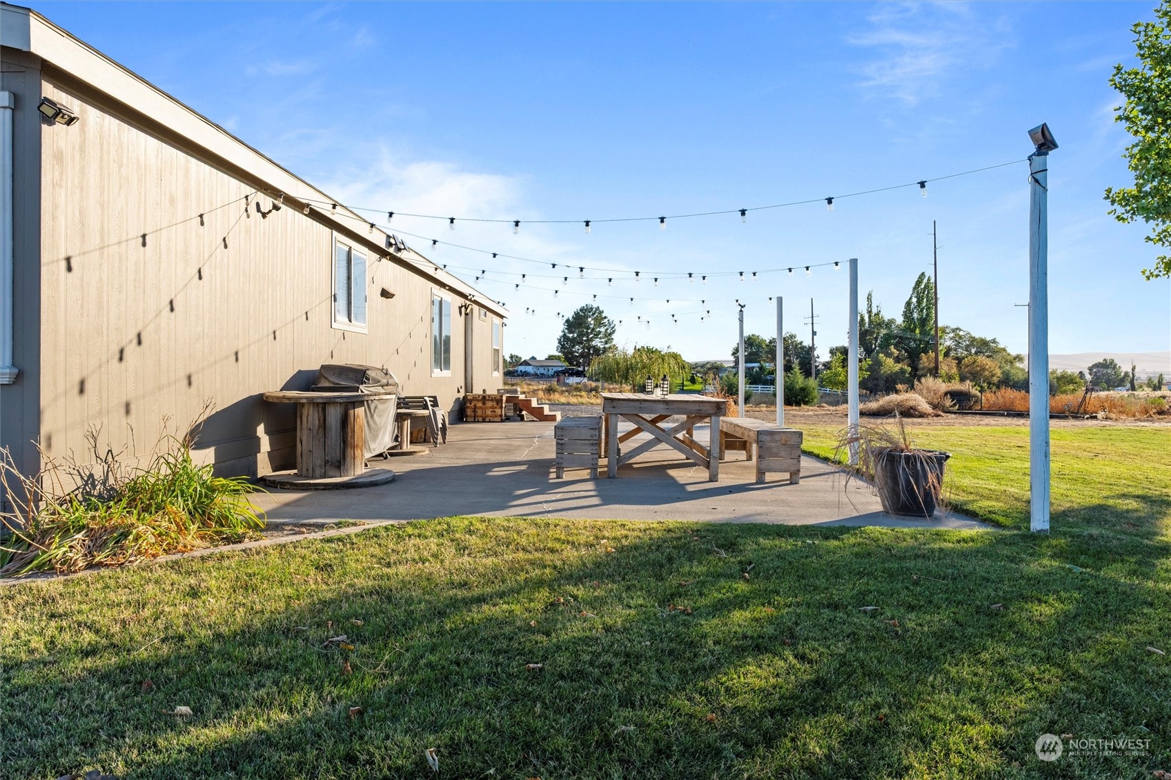698 South Canal Road Othello, WA 99344 - Photo 32 of 40 a view of a swimming pool with lawn chairs and a big yard